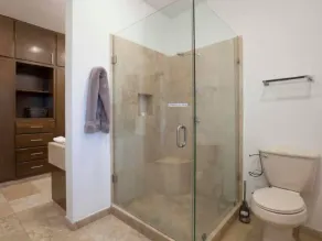 Entire Home 6 Beds Sleeps 10 Pool Jacuzzi and Gym - Image 5