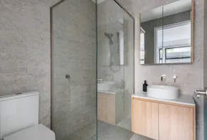 3 Bedroom Townhouse- Free parking - Image 5