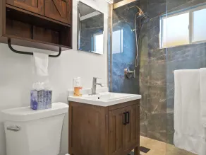 Bay Park Garden Paradise - central Location, AC, Washer Dryer & Private yard! - Image 3