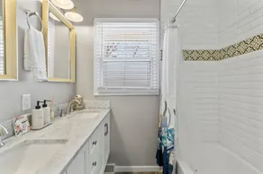 MKE River 3-LVL Townhouse 3BR+1.5BA with Parking for 2 Vehicles - Image 5