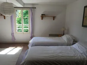 Farmhouse with Private Pool and Fenced 1 Acre Garden - Image 3