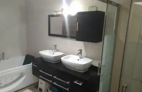 villa con piscina nel cuore di un villaggio atipico - Image 2