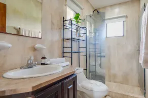 Lovely home near the beach with pool, balcony, mountain view, & full kitchen - Image 3