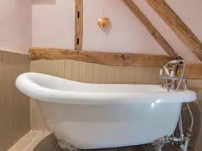 3 bedroom accommodation in Hunton - Image 3