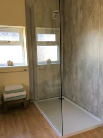 Traditionell stenstuga i vackert landskap nära kusten, modern inredning - Image 2