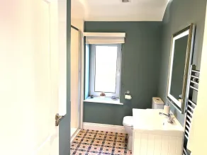 4 Bed House Sleeps 7 - Parking Garden Wifi - Image 2