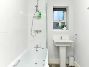 Perfectly located stylish 2 bed home with Parking - Pass the Keys - Image 4