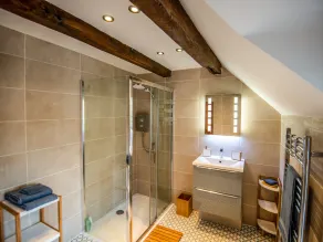 ELERI COTTAGE, pet friendly, with a garden in Great Malvern - Image 3