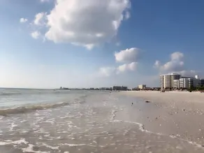 [Beach Retreat] modern condo +5 min. walk to beach - Image 4