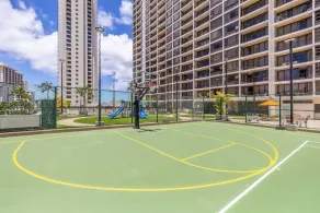 19th-floor newly remodeled condo with lanai, pool & beach access - Image 2