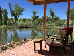 Einzigartiges Chimayo Village Adobe Casita auf einem Wildtierteich zwischen Santa Fe und Taos - Image 3