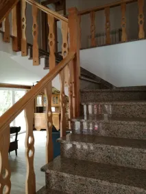 Hus i byn | 4 dubbelrum | spis | Terrass | trädgård - Image 2
