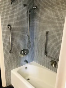 Vues à couper le souffle sur la rivière Niagara depuis une maison contemporaine privée à NOTL - Image 4