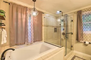 Roamer's Respite - A Prime Location with Scenic Views For Your Ultimate Retreat - Image 3