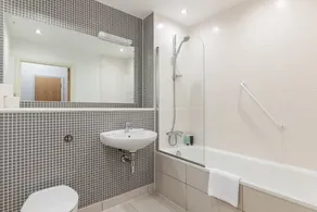 Beautiful 1-Bedroom Apt with Balcony nr Shepherd's Bush - Image 4