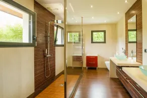 Spacious house with heated pool 7 minutes from the sea. - Image 3