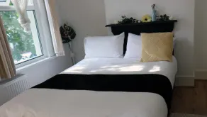 Spacious 4-Bed House - Sleeps 5 Garden & Parking - Image 4