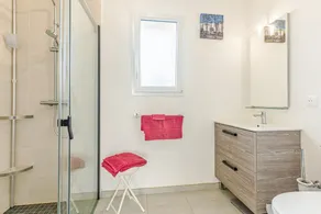 Beautiful Villa 500 m from the Lake with Pool and Air Conditioning - Image 2