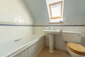 En moderne fritliggende fire-soveværelse låve konvertering beliggende lige p�� Norfolk kysten i Titchwell. Det er ekstremt rummeligt og meget komfortabelt.<br>Du har en fantastisk udsigt over mosen til havet fra platformen, især gennem teleskopet! - Image 5