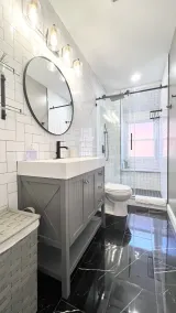 Modern/Luxury 2 bdrm- KING Bed- University City - Image 3