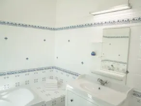 Schöne Villa mit privatem Pool und Poolhaus - Image 2