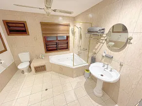 Queenslander apartment with plenty of space and very tropical.Sleeps six people. - Image 2