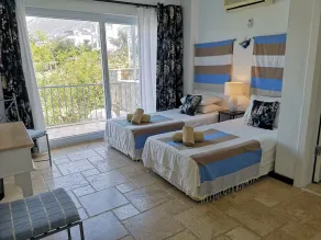 Large Stylish Villa close to the Sea Sleeps 10,  Panoramic Sea Views and Pool - Image 4