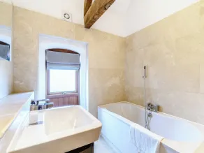 2 bedroom accommodation in Carlton - Image 5