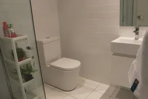 Exquisite 1 Bedroom Plus Study +Parking, Close to CBD - Image 3