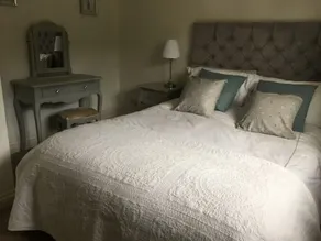 Entire home hosted by Lisa - Image 5
