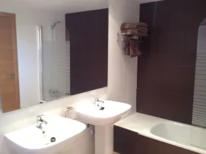 Appartement de luxe flambant neuf avec golf, piscine et vue sur le lac - Image 2