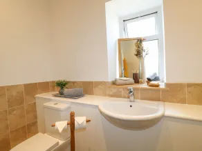 STONECROFT, pet friendly, character holiday cottage in Bakewell - Image 3