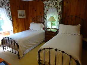 Cardinal Cottage, Great Location, Beautiful Setting, Private Comfy Wh.Squirrels - Image 4