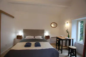 Petit mazet niché au pied du château - Image 5