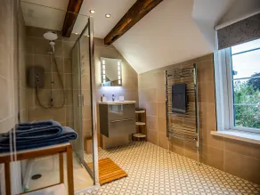 ELERI COTTAGE, pet friendly, with a garden in Great Malvern - Image 4