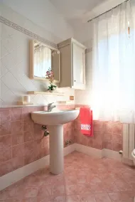 House for 6 people in the green hills of Lucca, swimming pool, Wi-Fi. - Image 5