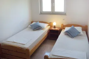 Apartamento para dos personas con balcón y vista al mar Seget Vranjica, Trogir (A-8507-d) - Image 4