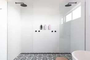 Spacious renovated cottage with pool - Image 5