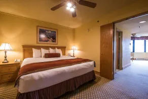 Suite spacieuse, lumineuse et confortable | Accès à la piscine, au bain à remous et au spa! - Image 5