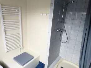 Logement spacieux entouré de verdure - Image 2