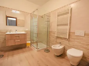 Caratteristica villa indipendente per 6 ospiti con A/C, WIFI, piscina, TV e balcone - Image 2