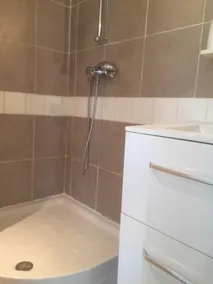 Studio indépendant en rez de chaussé de villa, avec parking sécurisé - Image 4