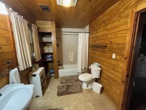 Cabin in the woods overlooking Grenada lake. - Image 3