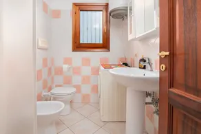 Apartment 'Il Glicine' close to the Sea with Terrace & A/C - Image 3