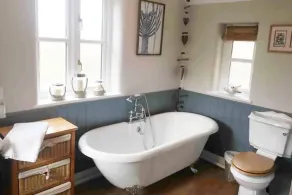 5-Bed Home - Sleeps 12 Pool Garden & Play Area - Image 4