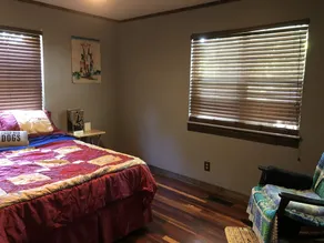 Rustic yet Cozy 3 bedroom 1 bath fenced yard & pet friendly. Ample parking - Image 5