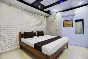 Deluxe Hotel Home Town - Image 3