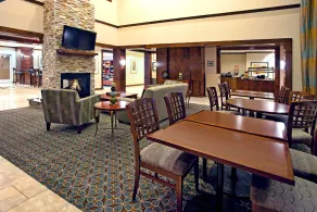 1 Bedroom | Free Breakfast + Outdoor Pool - Image 5