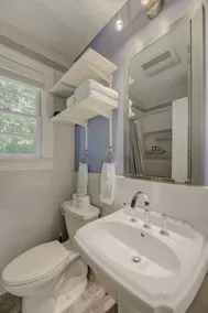 818 Queen St · Relaxing Cozy Apartment in Downtown Cola - Image 3