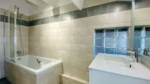 Charming villa in a quiet location with courtyard - Image 3